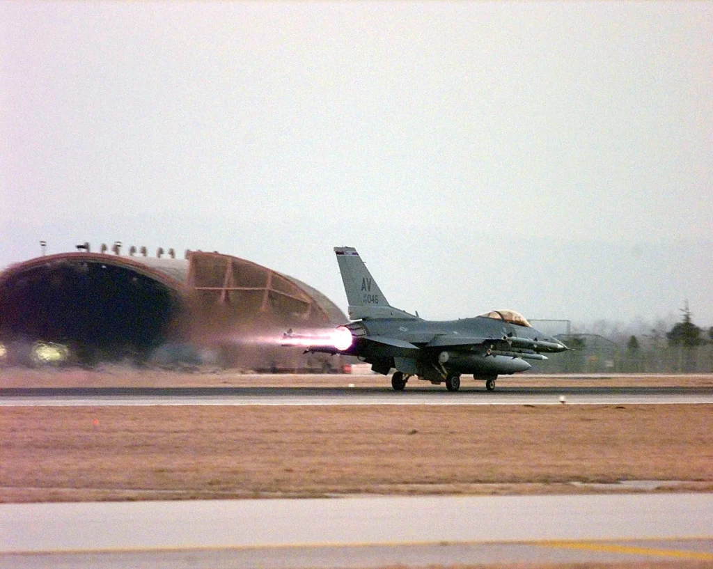 ユーゴスラビア空爆任務のため離陸するアメリカ空軍のF-16戦闘機