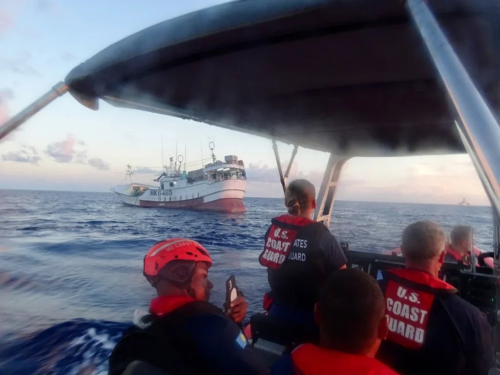 パラオ近海でIUU漁業対策の巡視にあたる米国沿岸警備隊の巡視船と漁船