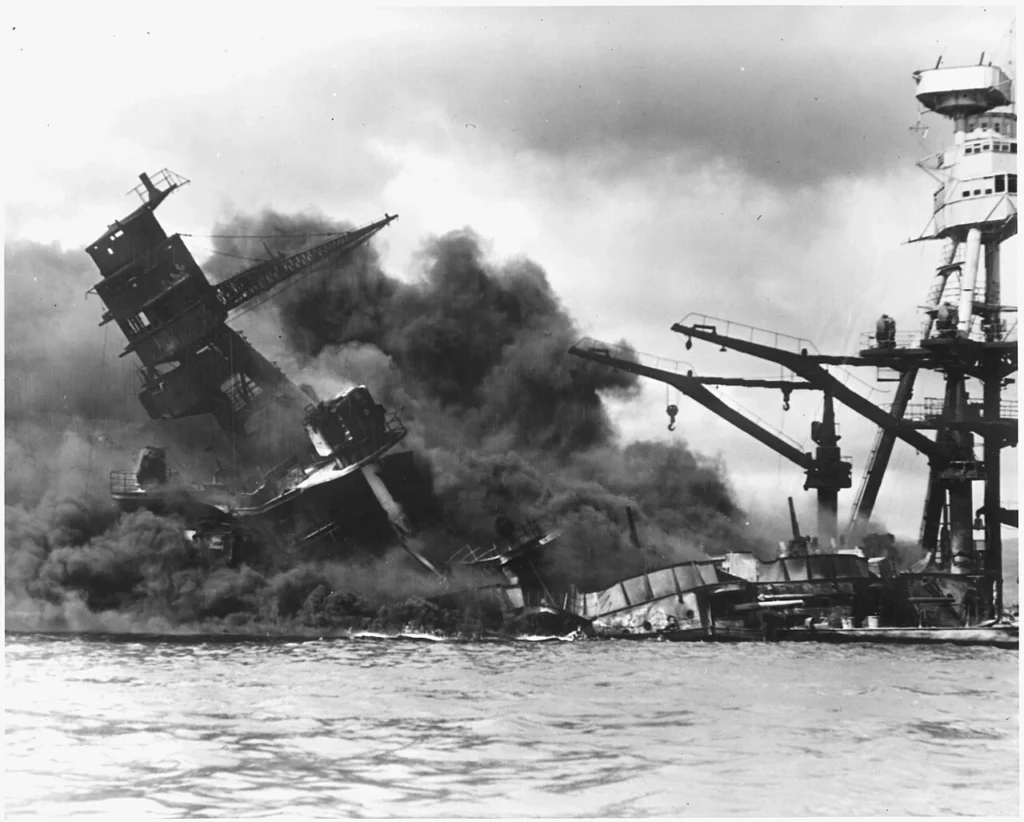 真珠湾攻撃で被害を受けた戦艦アリゾナの写真