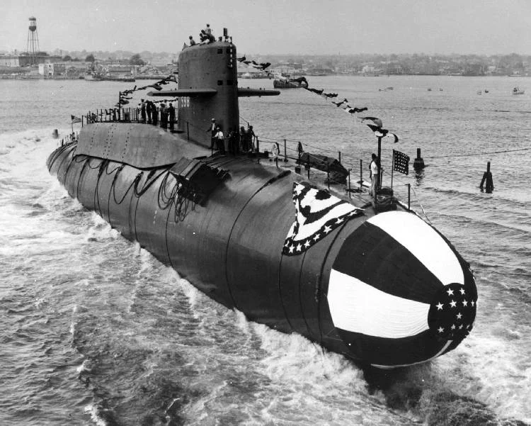 進水する弾道ミサイル原子力潜水艦ジョージ・ワシントン