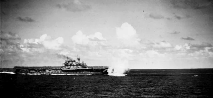 南太平洋海戦で至近弾を受けて傾くアメリカ海軍空母ホーネット