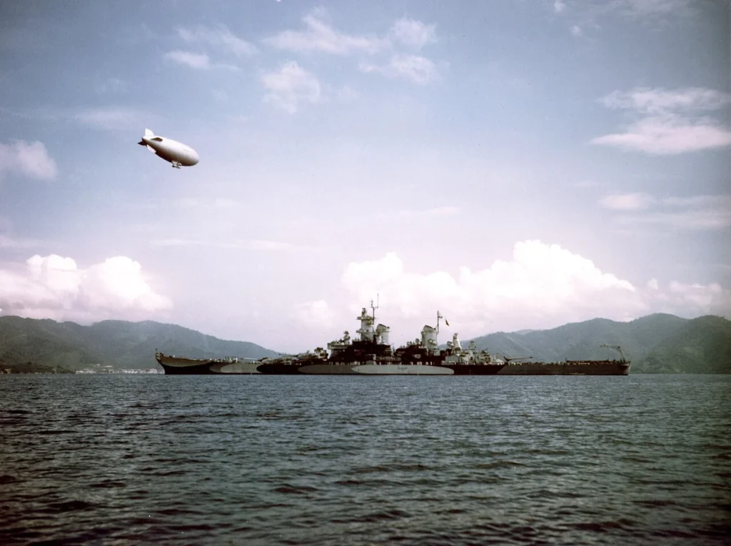 1944年に停泊するアメリカ海軍の戦艦ミズーリ