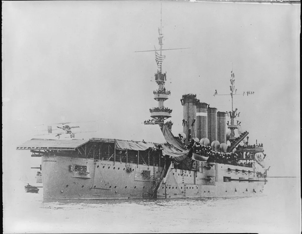 1911年1月18日、軍艦ペンシルベニアの仮設甲板に着艦する複葉機