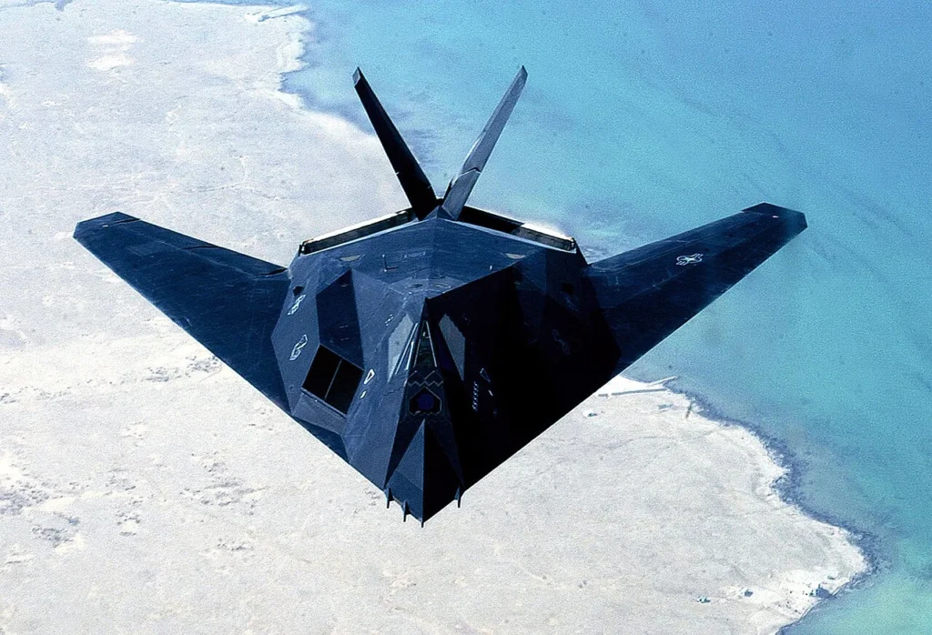 アメリカ空軍のステルス攻撃機F-117ナイトホーク