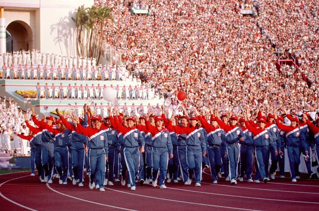 1984年ロサンゼルス五輪の開会式で入場するアメリカ選手団