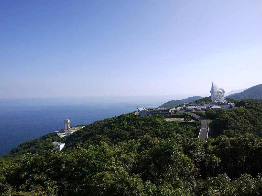 内之浦宇宙空間観測所を衛星ヶ丘から撮影した写真