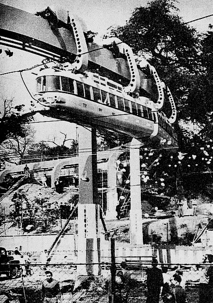開業前に試運転を行う上野動物園モノレール