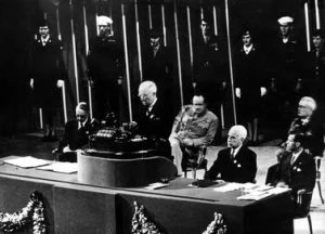 サンフランシスコで開かれた国連会議で演説するハリー・トルーマン