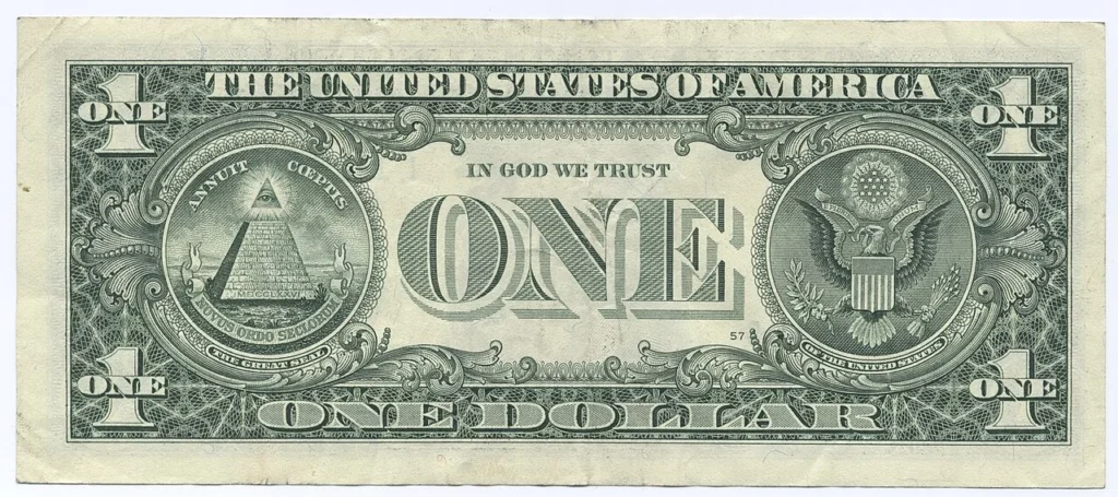 「IN GOD WE TRUST」の標語が印刷されたアメリカ1ドル紙幣の裏面