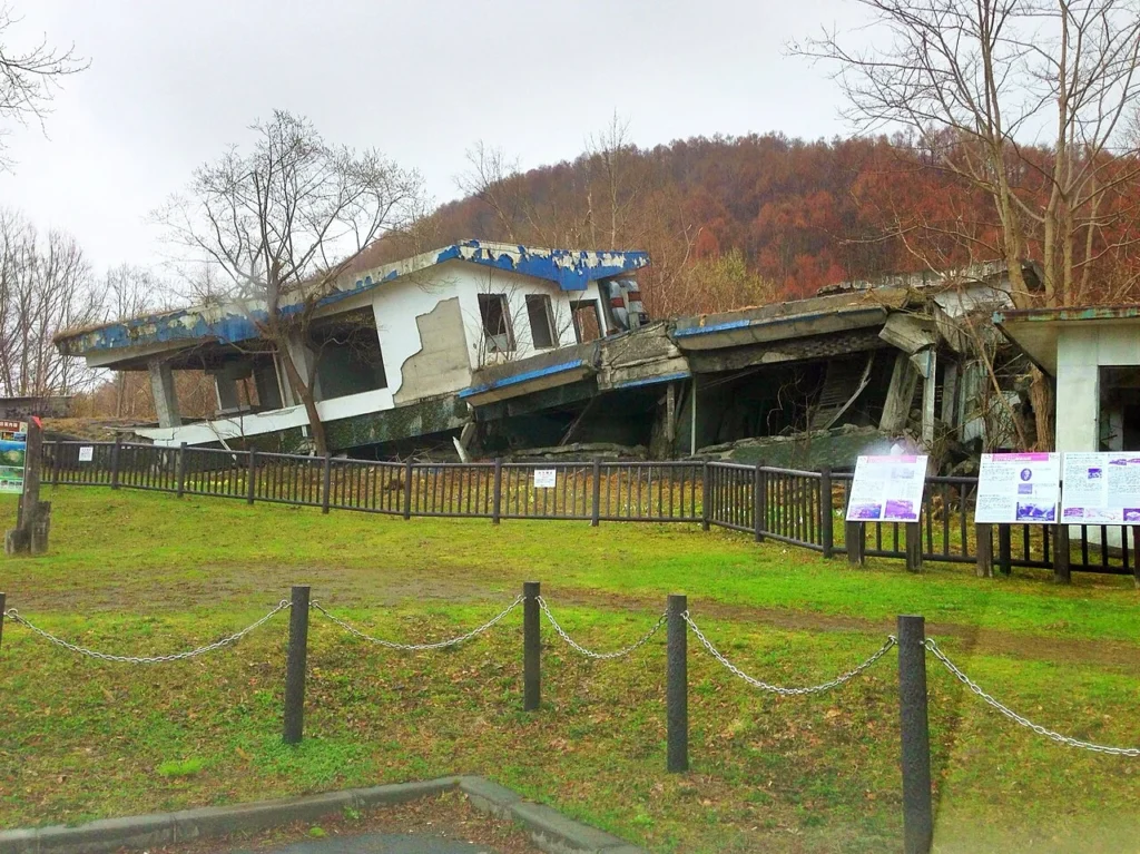 1977年火山遺構公園に保存された倒壊した病院の写真