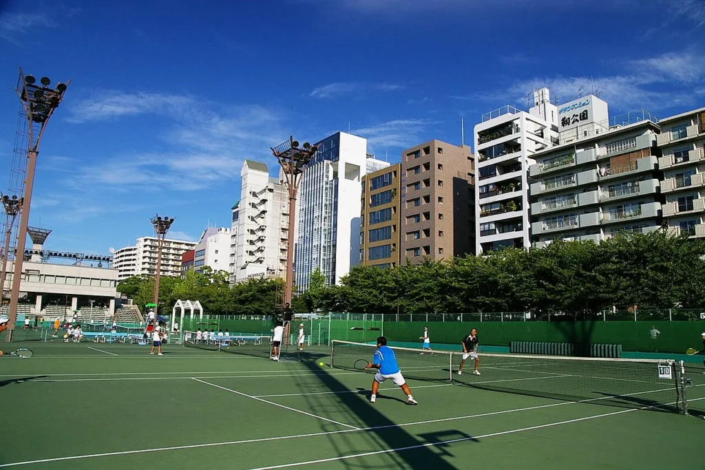 大阪市の靱公園にあるテニスコートの写真