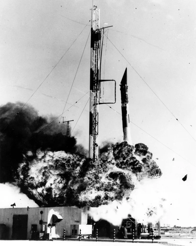 発射直後に爆発するヴァンガードTV3ロケット