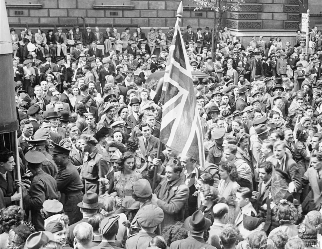ロンドンでヨーロッパ戦勝記念日を祝う人々