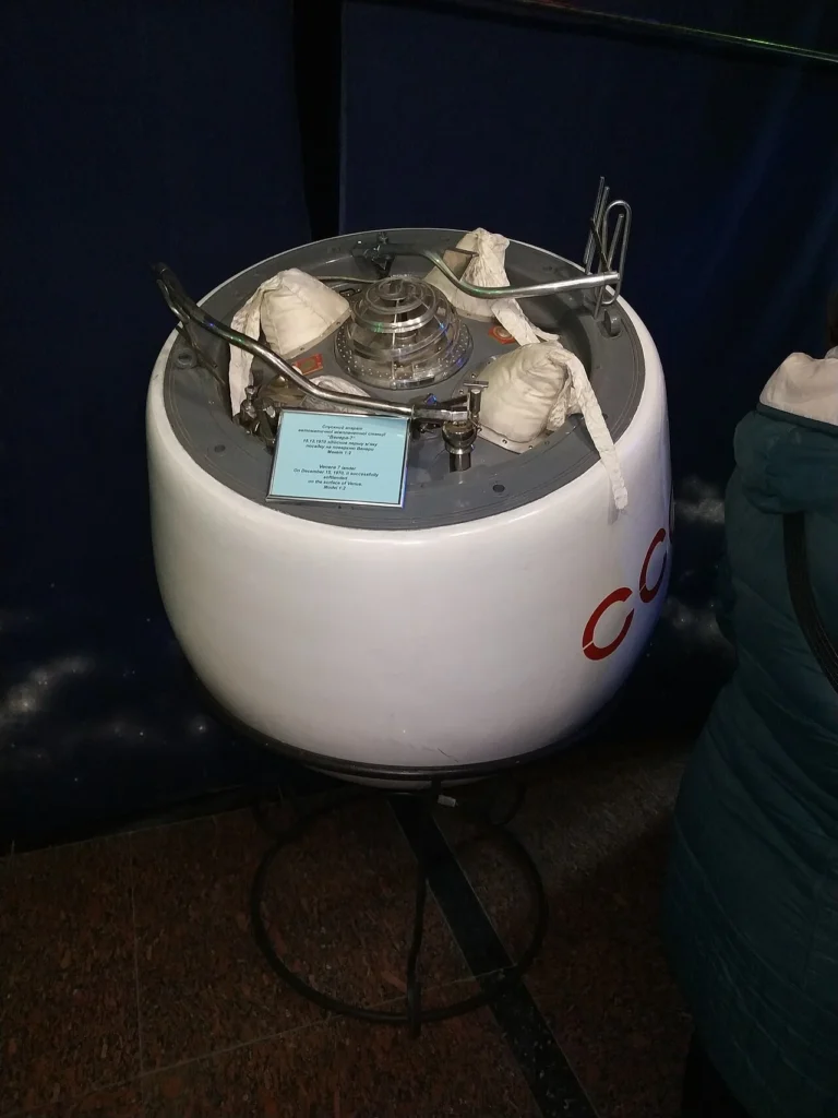 博物館に展示された金星探査機ベネラ7号の降下機