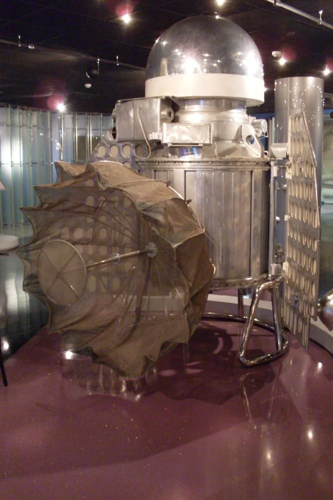 金星探査機ベネラ1号の実物大模型