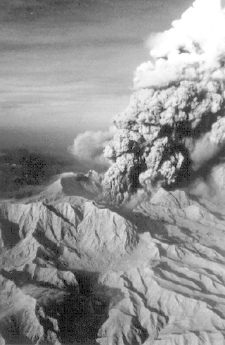 1991年6月15日にピナツボ火山から立ち上る巨大な噴煙