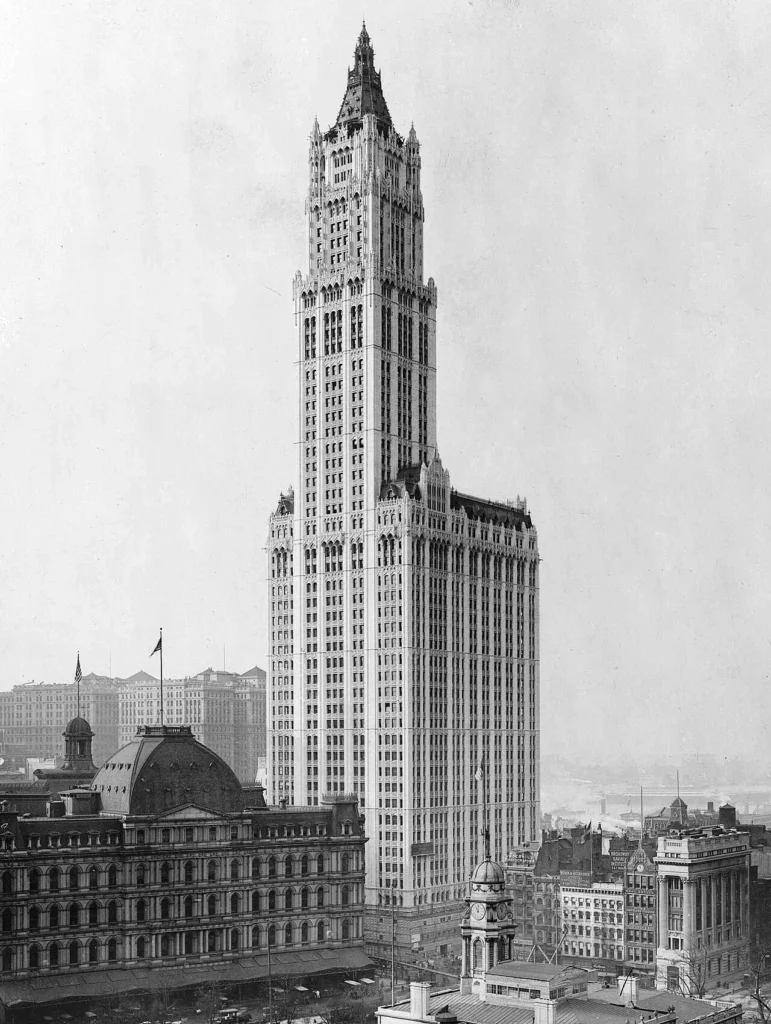 1913年頃のニューヨークにそびえるウールワースビル