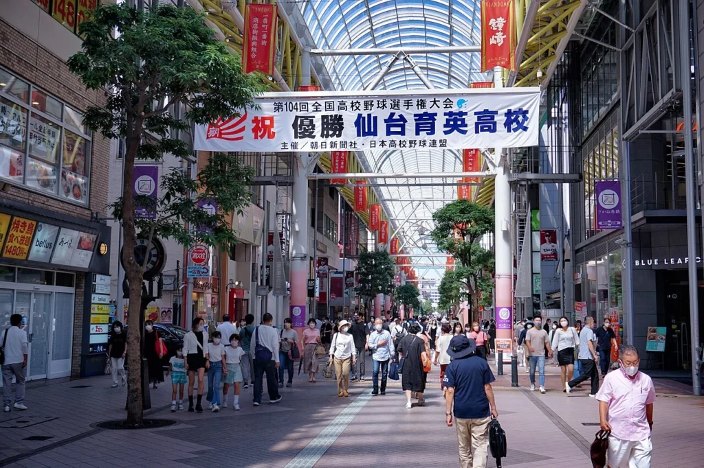 仙台育英高校の優勝を祝う横断幕が掲げられた仙台市の商店街