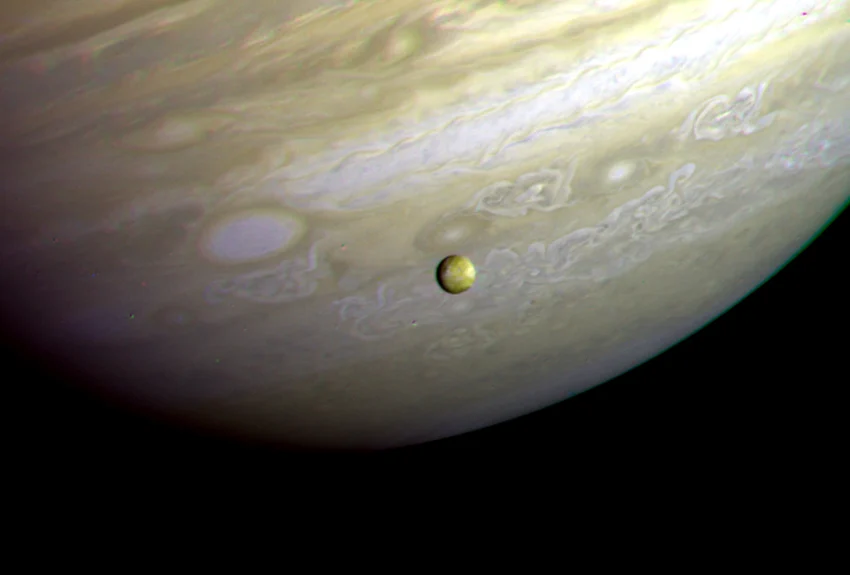 ボイジャー2号が撮影した木星の南半球と衛星イオ