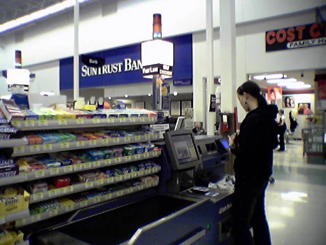 米国の店舗に設置されたNCR製セルフレジの写真