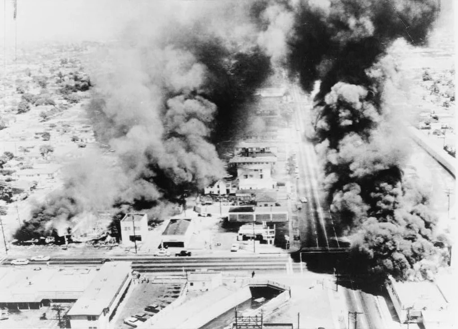 ワッツ暴動で火災が発生した市街地の広域写真