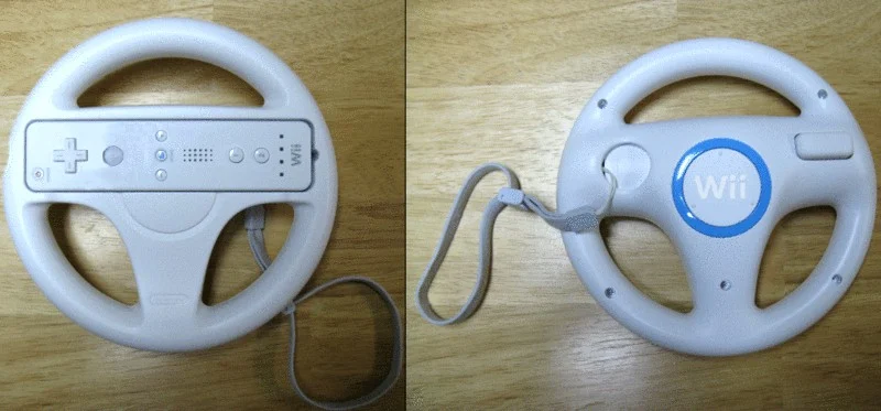 マリオカートWiiに同梱されたWiiハンドルの前面と背面