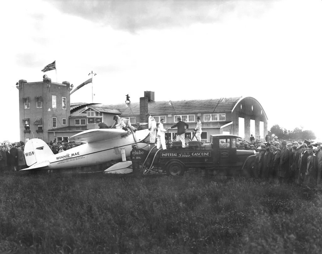 1933年の単独世界一周飛行中に撮影されたウィリー・ポストの飛行機ウィニー・メイ