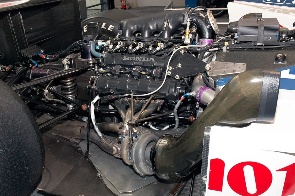 1986年型ウィリアムズFW11とホンダRA166Eエンジンの展示
