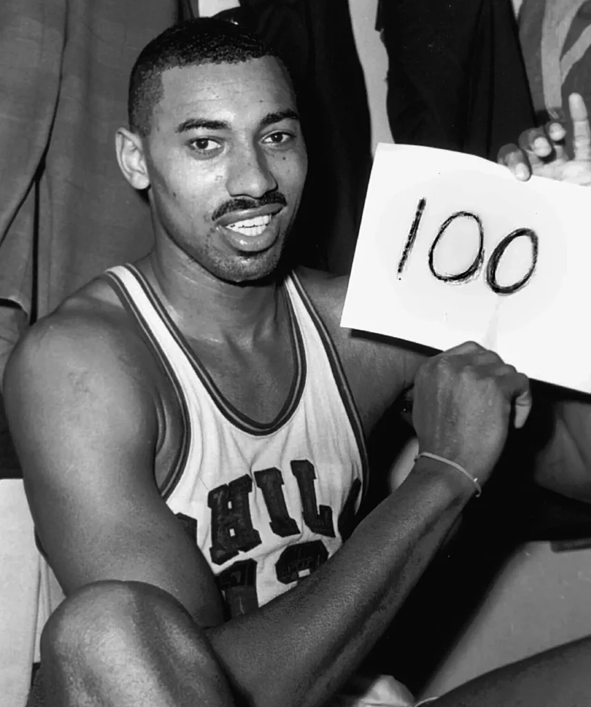 100得点を示す紙を手にするウィルト・チェンバレン