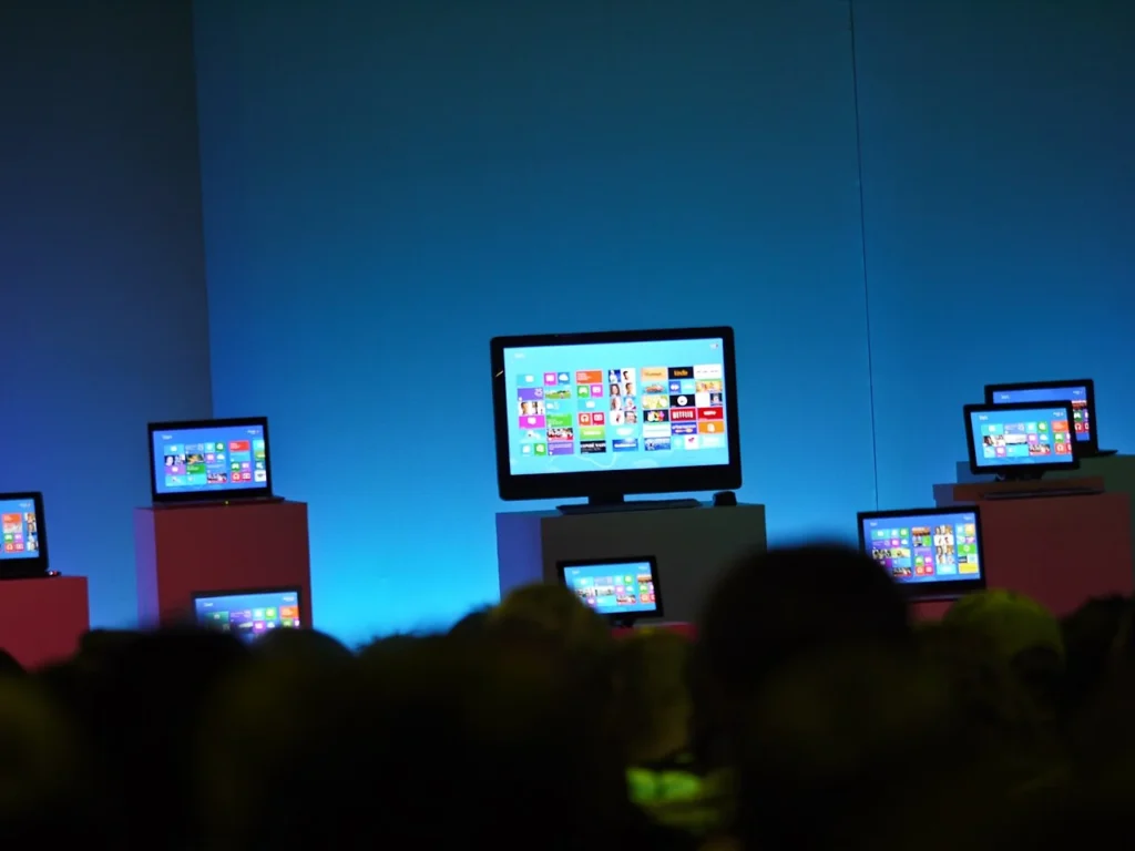 Windows 8の発表イベントで展示されたコンピューターの写真