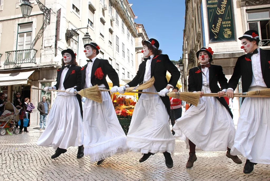 世界演劇の日を祝う路上演劇の写真