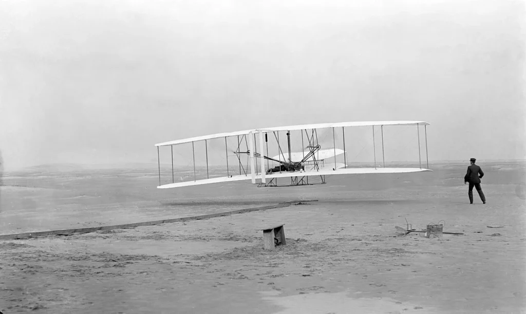 1903年12月17日に初飛行するライト・フライヤー号
