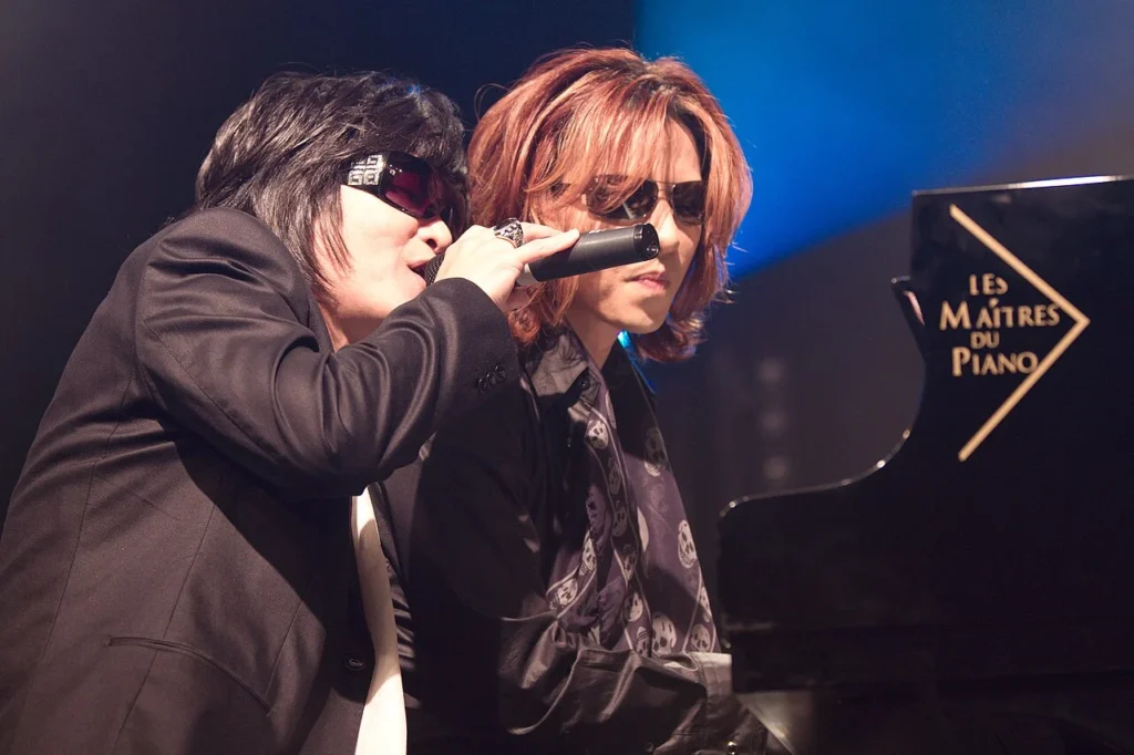 X JAPANのToshlとYOSHIKIが演奏する写真