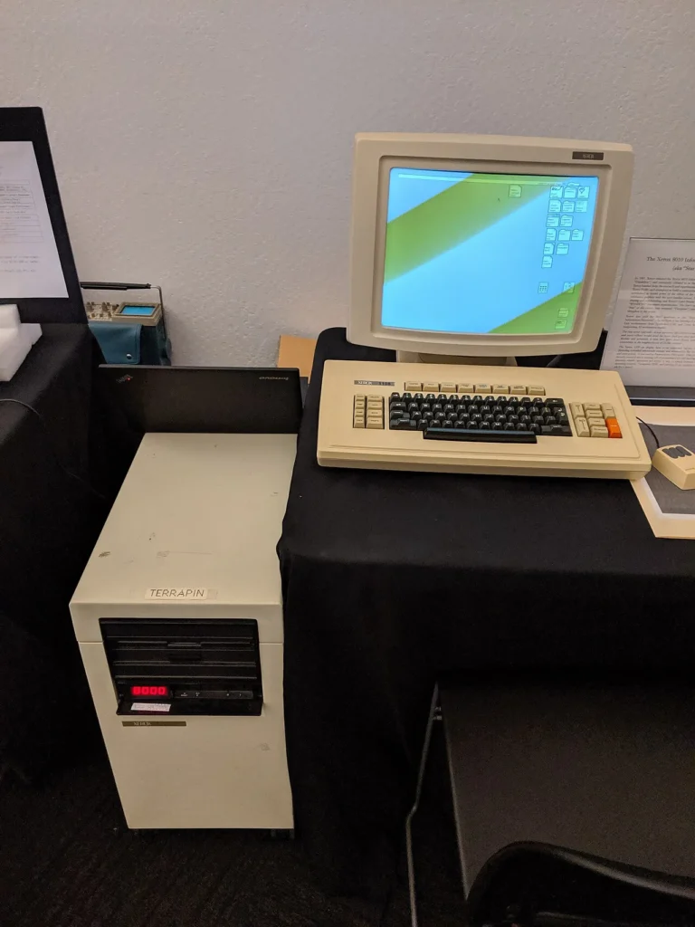 ディスプレイやキーボードとともに展示されたXerox 8010 Star