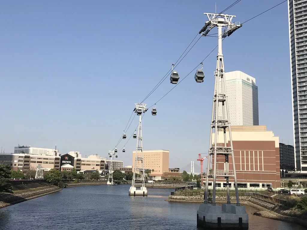 汽車道沿いを通るYOKOHAMA AIR CABINのゴンドラとケーブル