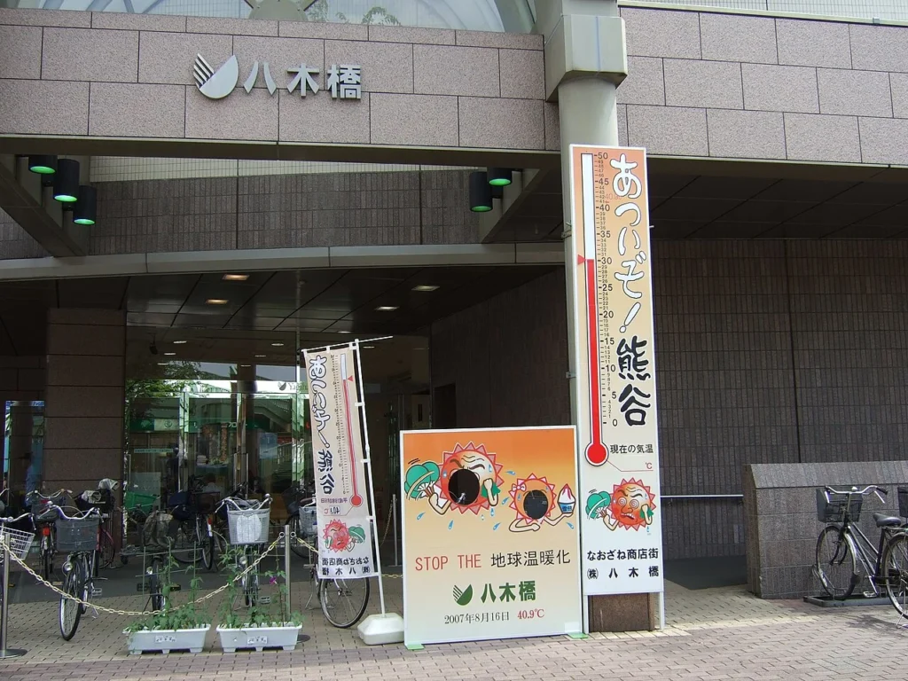 埼玉県熊谷市の八木橋百貨店前に設置された大型温度計
