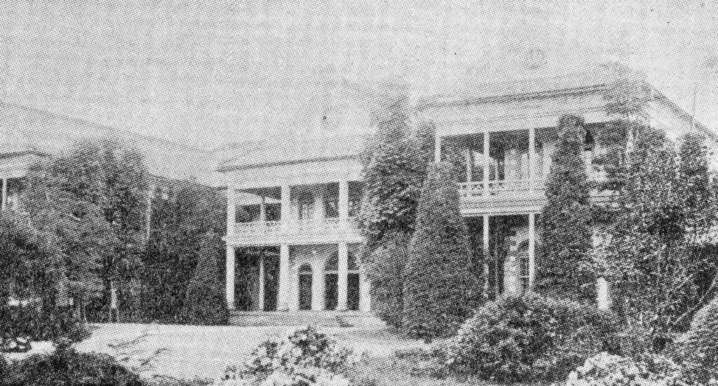 1877年竣工の山梨県庁舎を写した古い写真