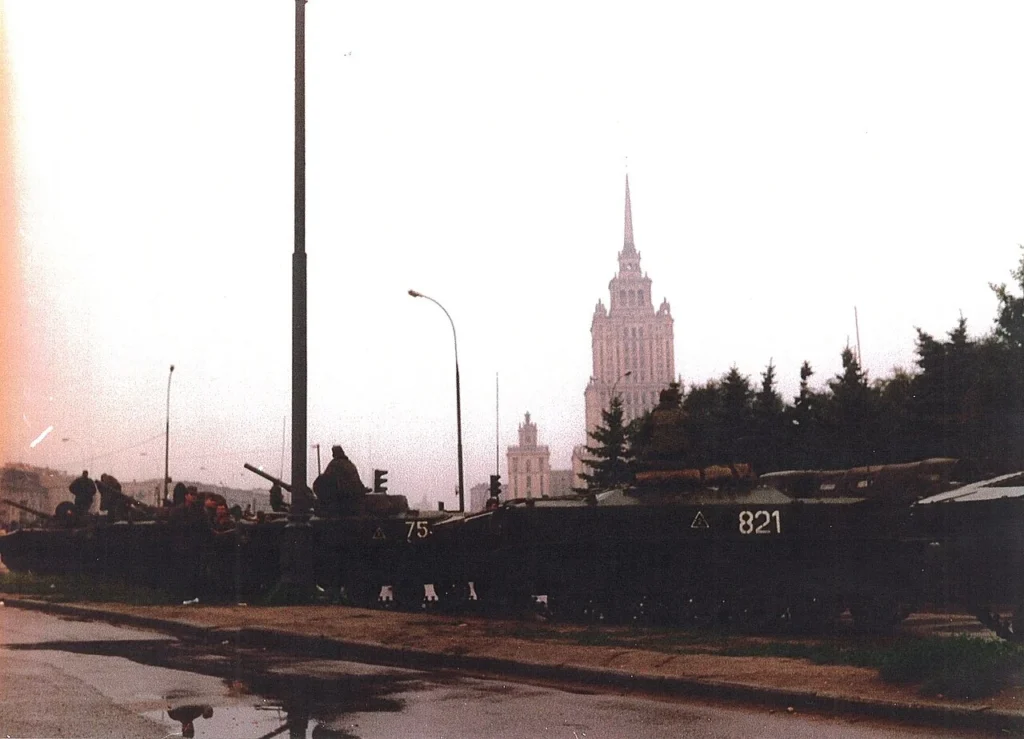 1991年8月クーデター時のロシア最高会議庁舎付近の戦車