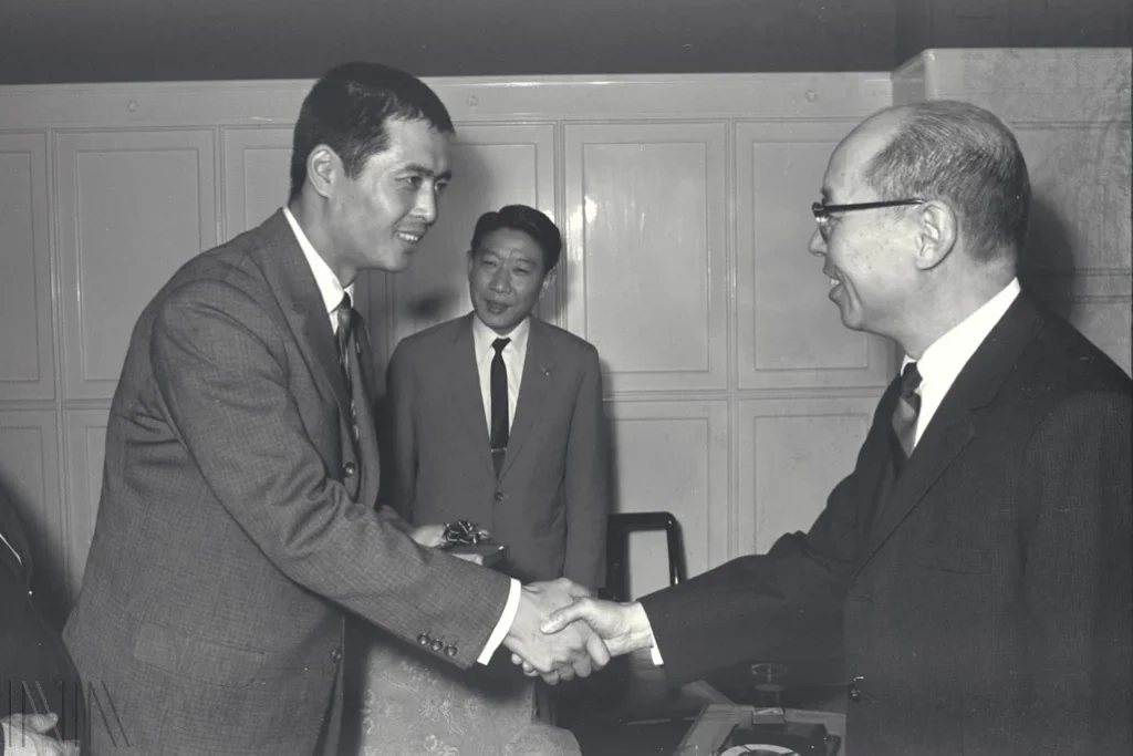 厳家淦と面会する野球選手・王貞治の写真