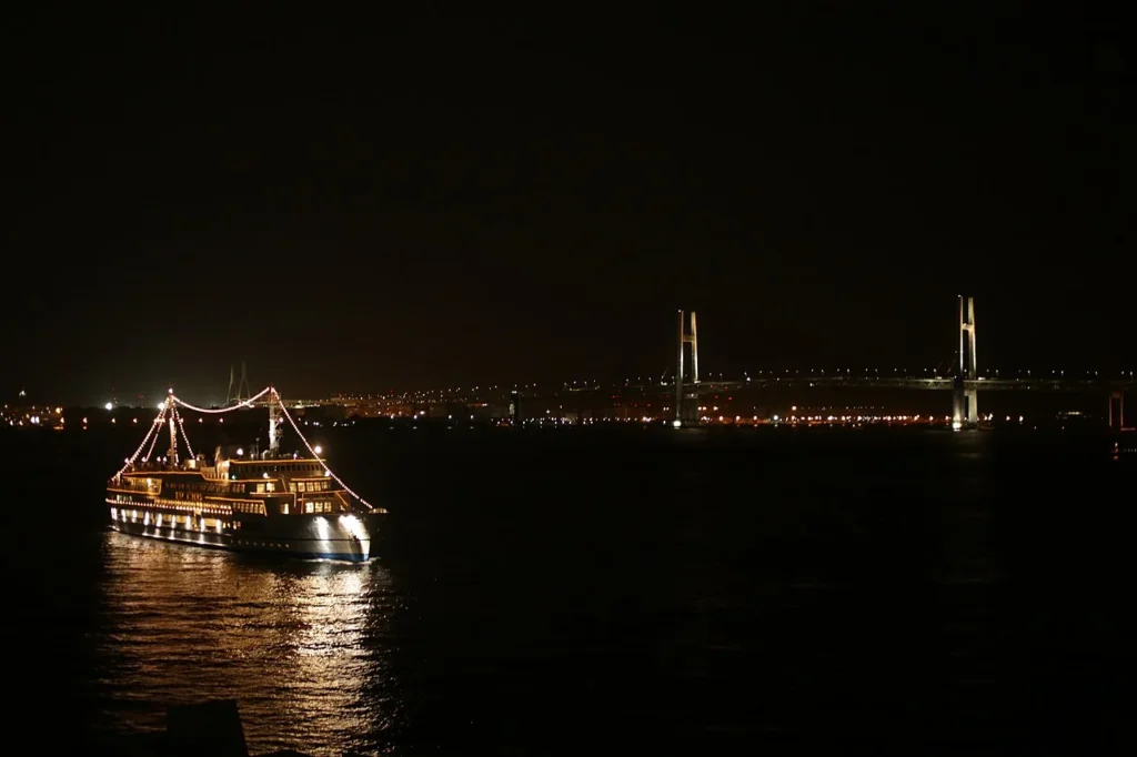 横浜ベイブリッジと遊覧船の写真