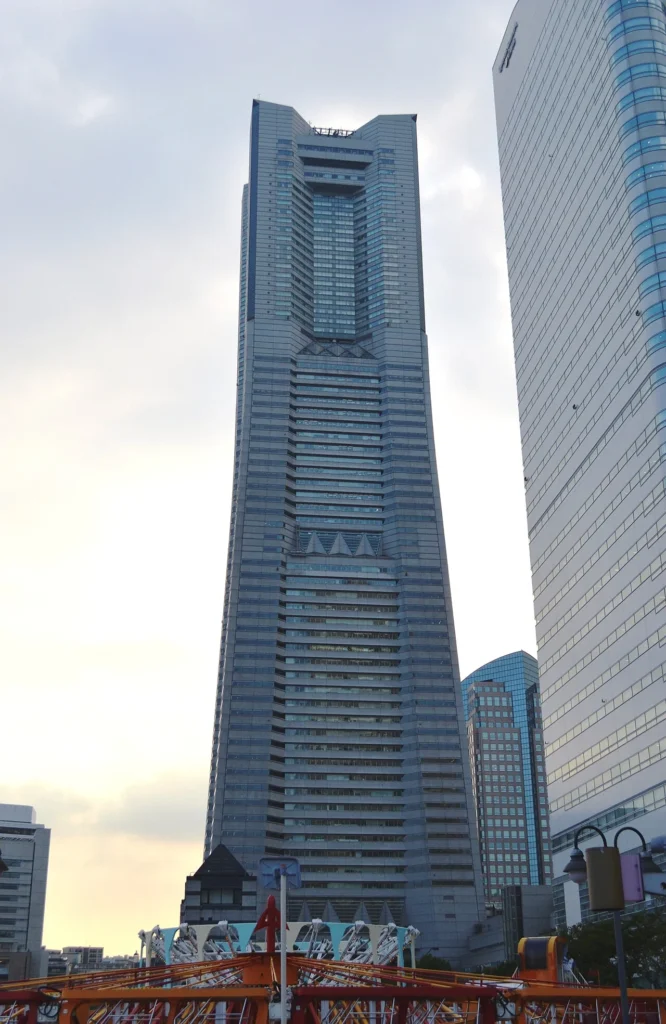 横浜コスモワールドから見上げた横浜ランドマークタワー
