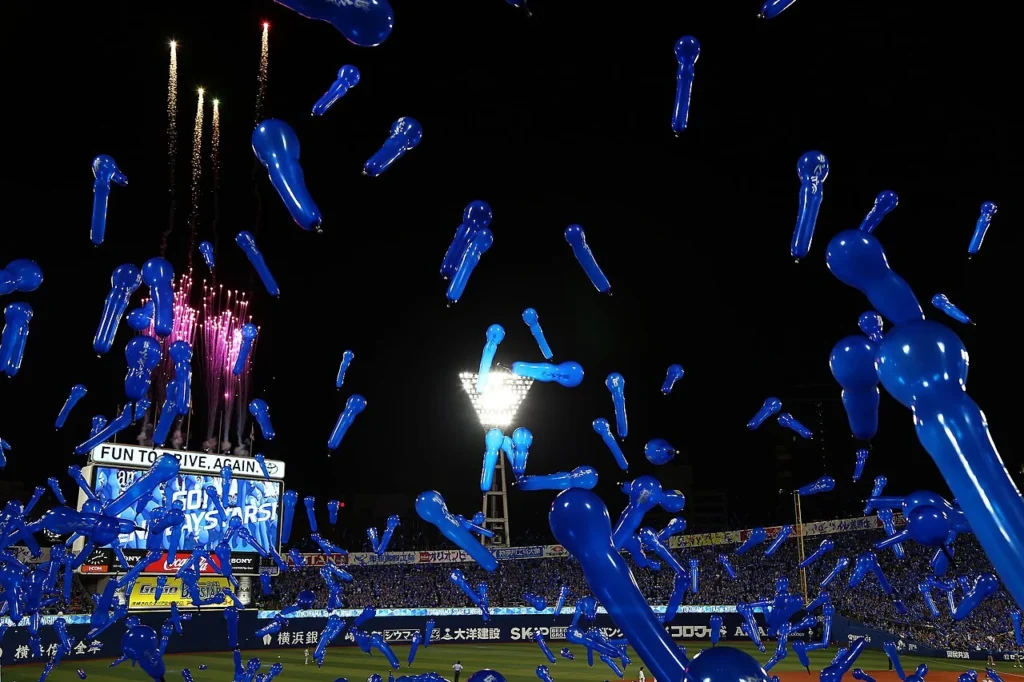 2016年に横浜スタジアムで行われた夜間の野球試合の写真