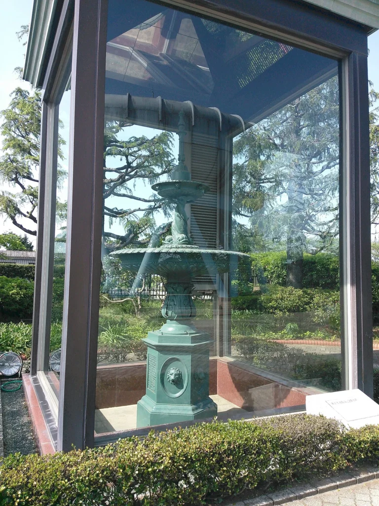横浜の近代水道創設を記念する噴水塔の写真