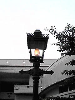 横浜市の本町小学校前に保存されたガス灯の写真