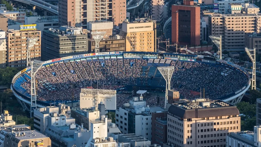 横浜ランドマークタワーから見た横浜スタジアムの写真