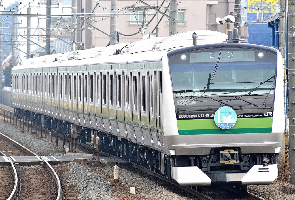 現在の横浜線を走行するE233系電車