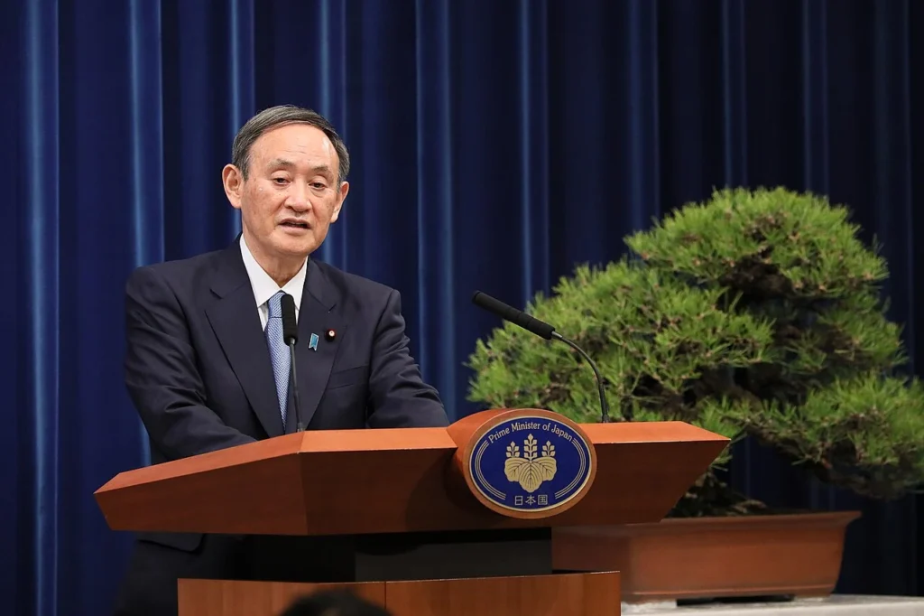 首相官邸で記者会見する菅義偉首相