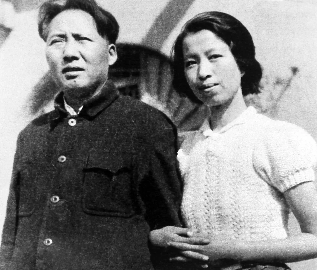 延安時代の毛沢東と後に四人組の中心人物となった江青