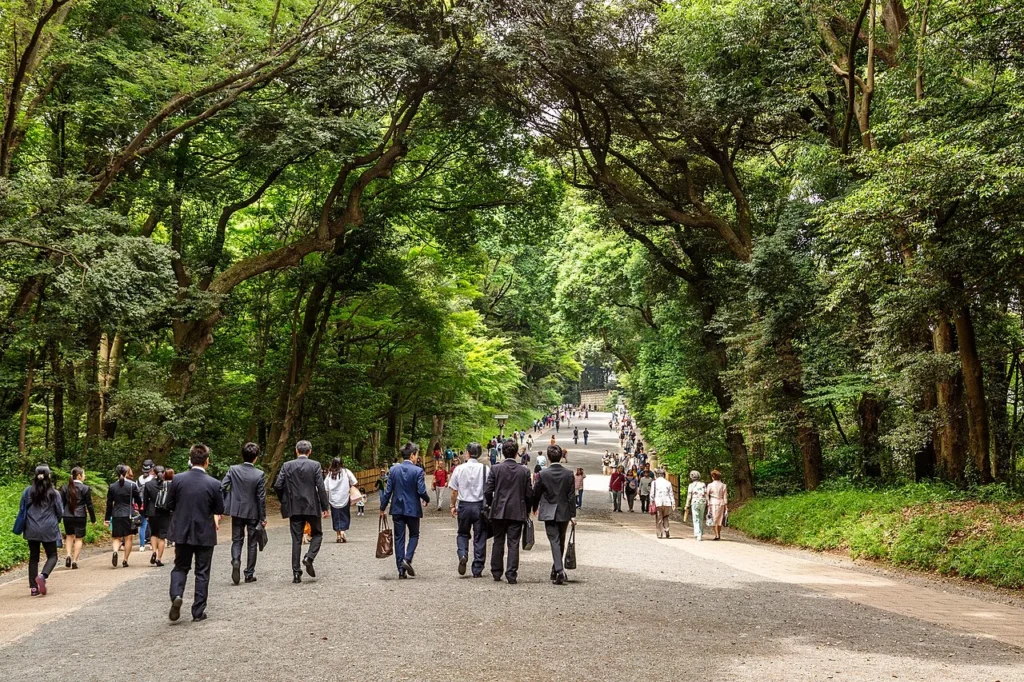 東京都渋谷区の代々木公園を訪れる人々の写真