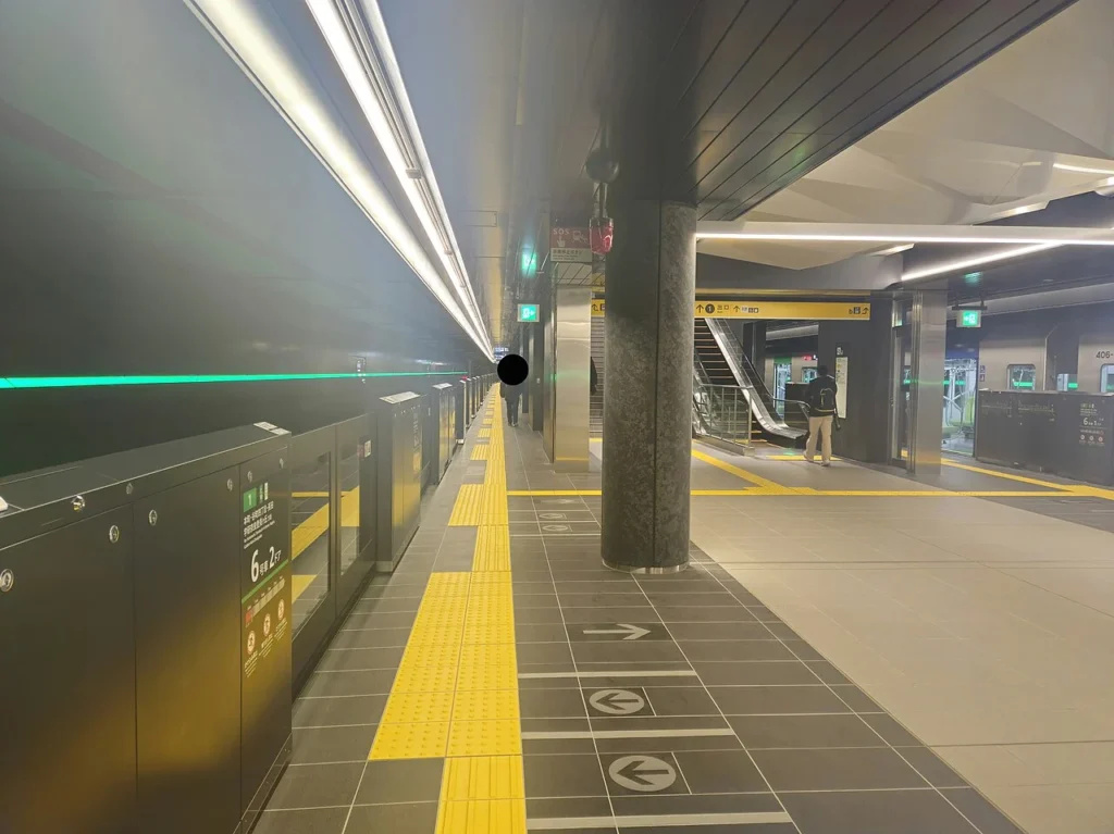 大阪メトロ中央線・夢洲駅のプラットホーム